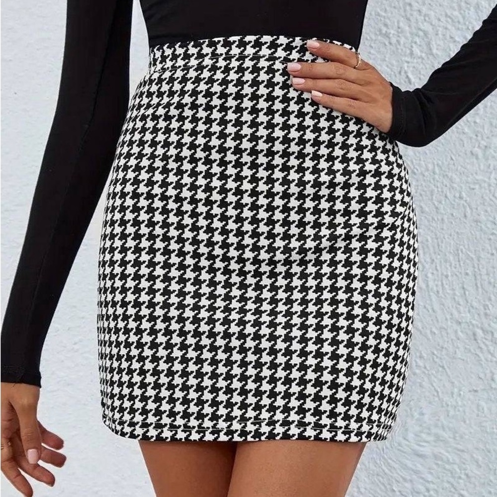 Chic Black and White Houndstooth Skirt - Picture 1 of 2